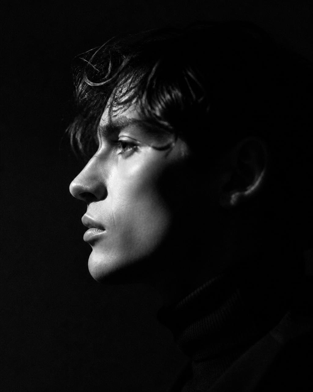 Retrato monocromático de perfil sob luz suave