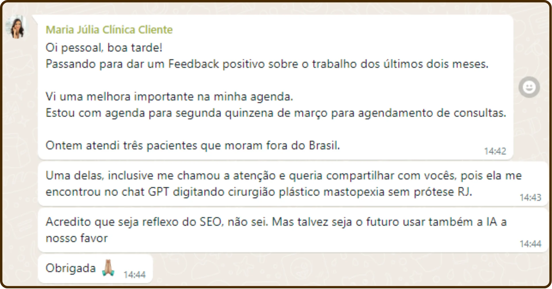 Mensagem de Maria Júlia relatando melhora na agenda, atendimento a três pacientes residentes no exterior e uma paciente que a encontrou no ChatGPT